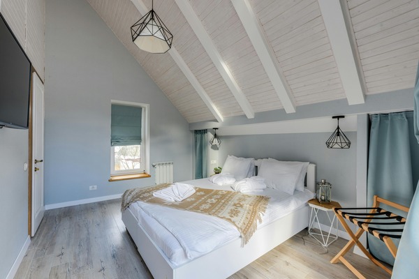 Choosing the Right Lanterns to Add Warmth to Modern Interiors